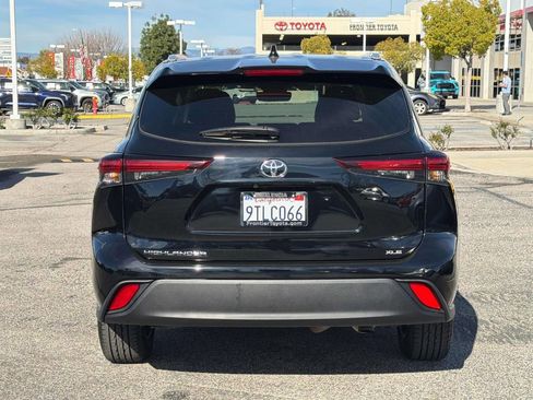 Certified 2025 Toyota Highlander XLE FWD image 4