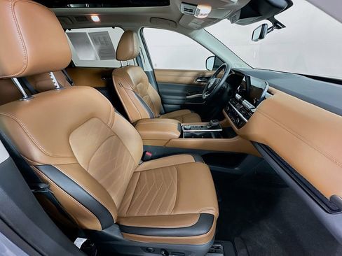 Used 2024 Nissan Pathfinder Platinum w/ Cargo Package image 39