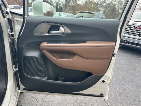 Used 2019 Chrysler Pacifica Limited w/ Tire & Wheel Group image 15