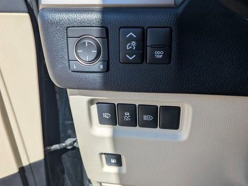 Used 2020 Lexus GX 460 Premium w/ Premium Package image 15