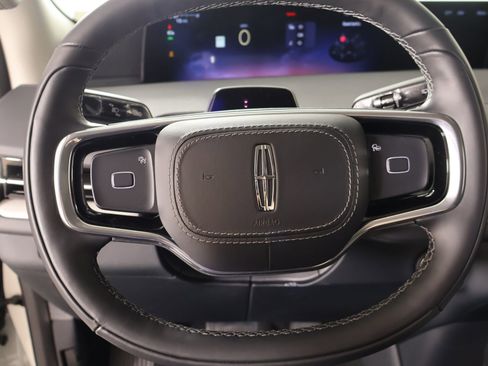 New 2026 Lincoln Navigator Premiere AWD/4WD image 3