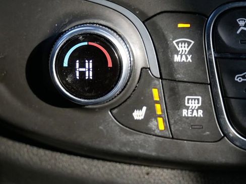 Used 2023 Chevrolet Traverse LT w/ Rear Camera Mirror Package image 21