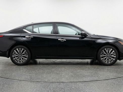 Used 2025 Nissan Altima 2.5 SV FWD image 11