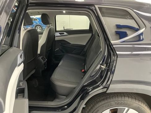 New 2025 Volkswagen Taos SE w/ Panoramic Sunroof Package AWD/4WD image 8