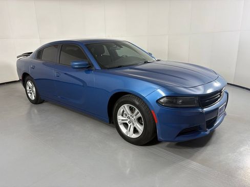 Used 2022 Dodge Charger SXT RWD image 2