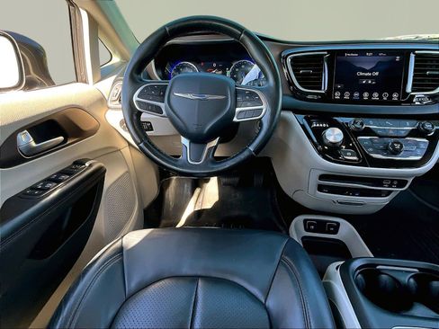 Used 2018 Chrysler Pacifica Touring-L Plus FWD image 8