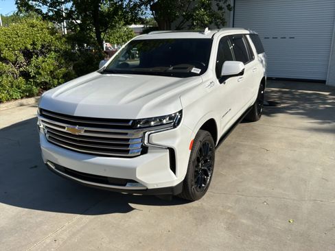 Used 2023 Chevrolet Suburban High Country w/ Advanced Technology Package image 5