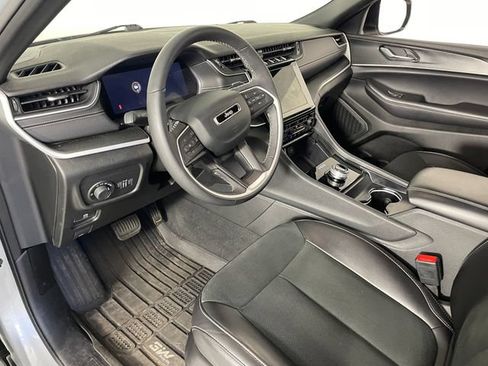 Used 2024 Jeep Grand Cherokee L Altitude AWD/4WD image 3