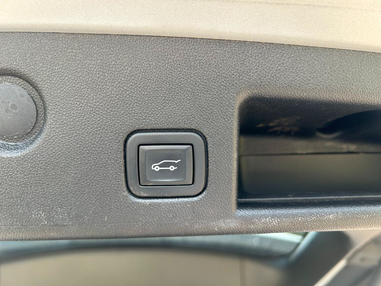 Used 2020 Chevrolet Equinox LT w/ Driver Convenience Package FWD image 8