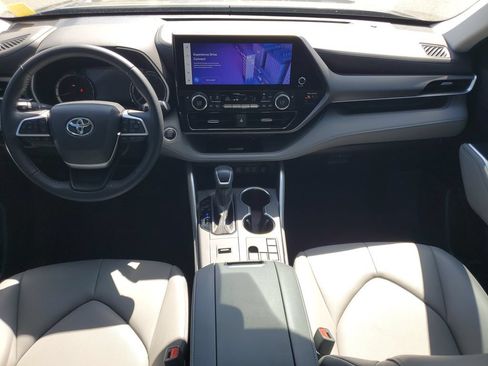 Used 2024 Toyota Highlander XLE FWD image 26