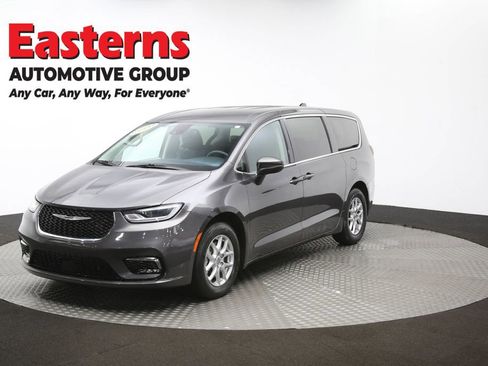 Used 2023 Chrysler Pacifica Touring-L image 56