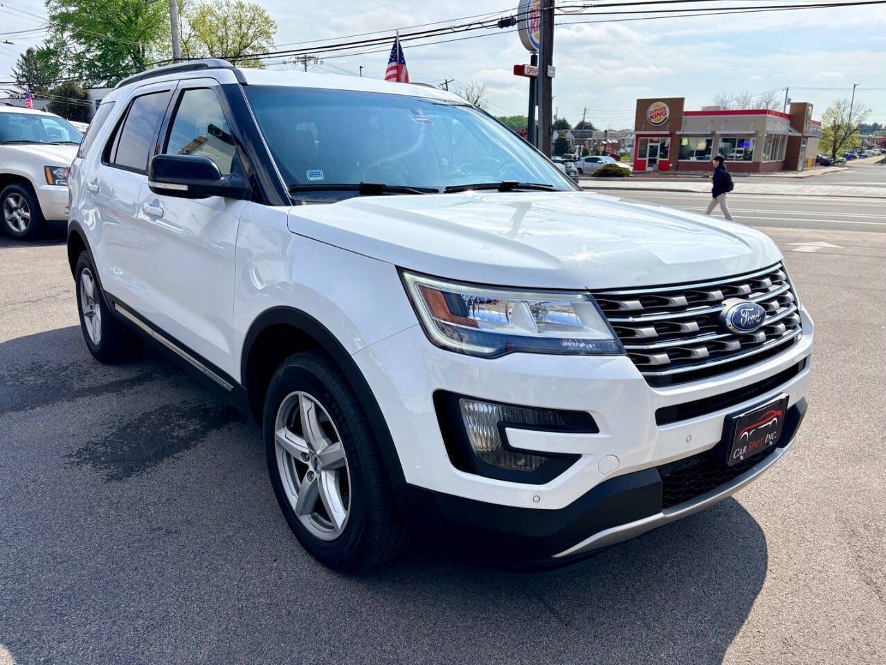 Used 2016 Ford Explorer XLT w/ Equipment Group 202A AWD/4WD image 8