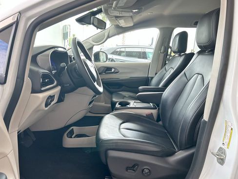 Used 2023 Chrysler Pacifica Touring-L FWD image 11