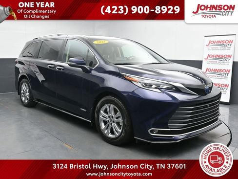 Used 2021 Toyota Sienna Platinum image 1