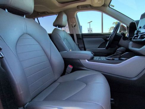 Used 2023 Toyota Highlander XLE FWD image 31