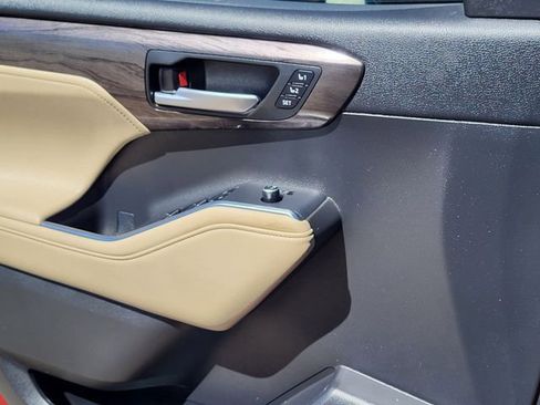 Used 2023 Toyota Highlander Platinum image 12