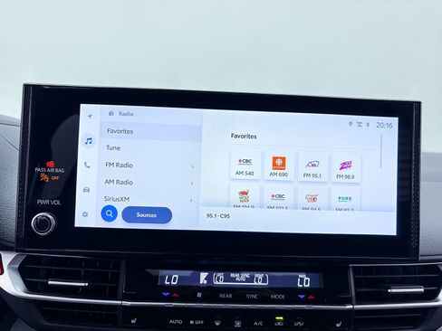Used 2025 Toyota Sienna XLE FWD image 21