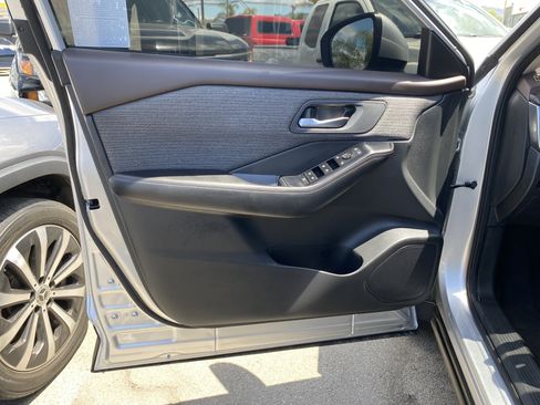 Used 2022 Nissan Rogue SV FWD image 14
