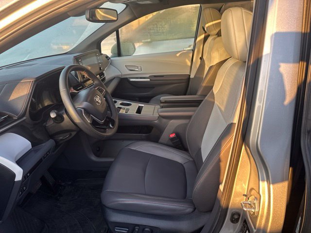 Used 2023 Toyota Sienna XSE FWD image 11