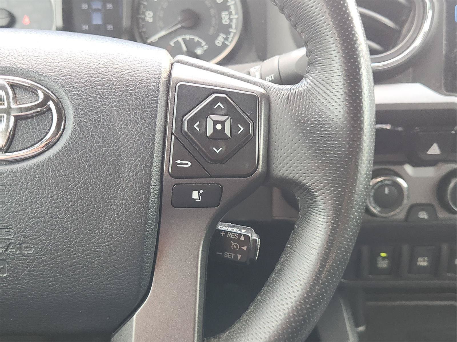 Used 2017 Toyota Tacoma TRD Off-Road w/ Premium & Technology Package AWD/4WD image 30
