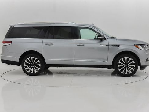 Used 2024 Lincoln Navigator L Reserve image 10