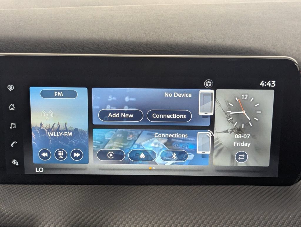 Used 2025 Nissan Kicks SR FWD image 17