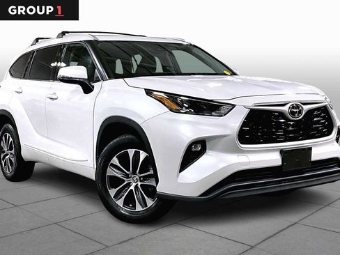 Certified 2022 Toyota Highlander XLE image 2