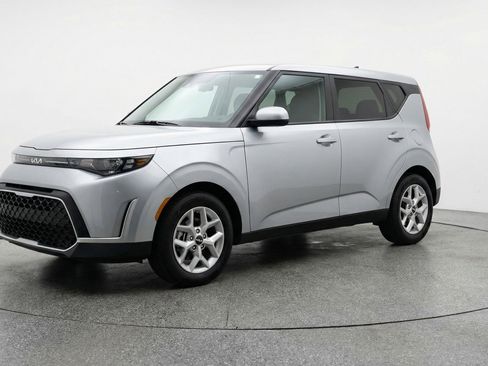 Used 2025 Kia Soul LX w/ LX Technology Package FWD image 3