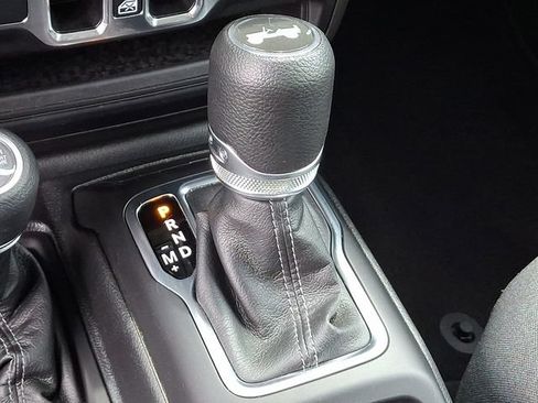 Used 2025 Jeep Wrangler Unlimited Sahara AWD/4WD image 11