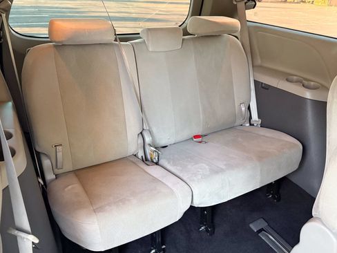 Used 2012 Toyota Sienna FWD image 18