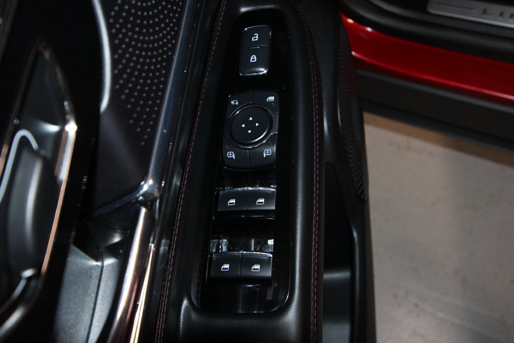 Used 2025 Lincoln Corsair Grand Touring w/ Towing Package AWD/4WD image 6