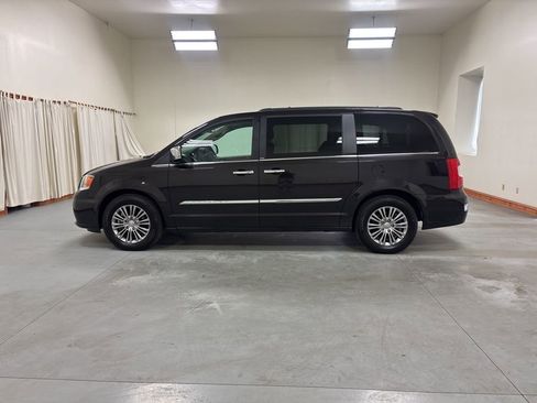 Used 2014 Chrysler Town & Country Touring-L w/ Driver Convenience Group FWD image 5