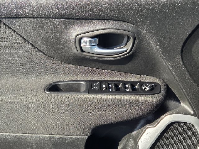 Used 2021 Jeep Renegade Latitude FWD image 22
