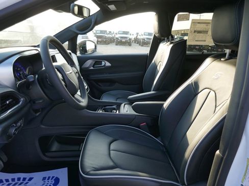 New 2026 Chrysler Pacifica Limited w/ Uconnect Theater Family Group AWD/4WD image 22