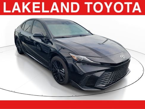 Used 2025 Toyota Camry SE FWD image 1
