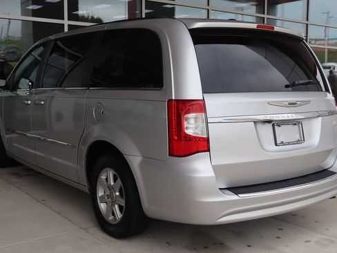 Used 2012 Chrysler Town & Country Touring w/ Entertainment Group #1 FWD image 6