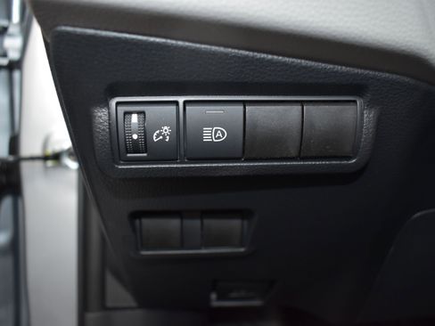 Used 2025 Toyota Corolla Cross L image 17