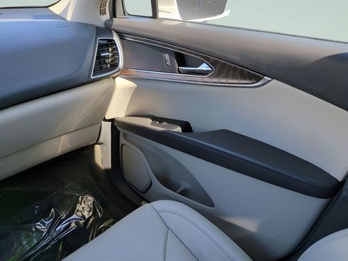 Used 2017 Lincoln MKX Reserve w/ Driver Assistance Package image 16