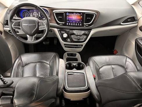 Used 2017 Chrysler Pacifica Touring-L Plus image 11