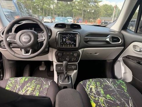Used 2018 Jeep Renegade Latitude w/ UConnect 8.4 Nav Group AWD/4WD image 15