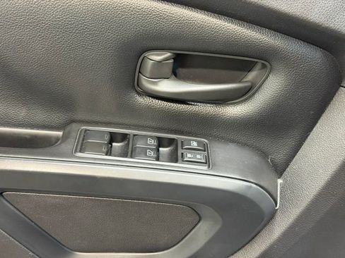 Used 2019 Nissan Titan S image 12