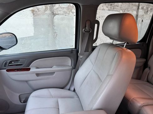 Used 2014 GMC Yukon XL SLT w/ SLT-2 Equipment Package AWD/4WD image 17