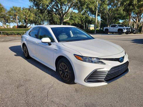 Used 2021 Toyota Camry LE image 2