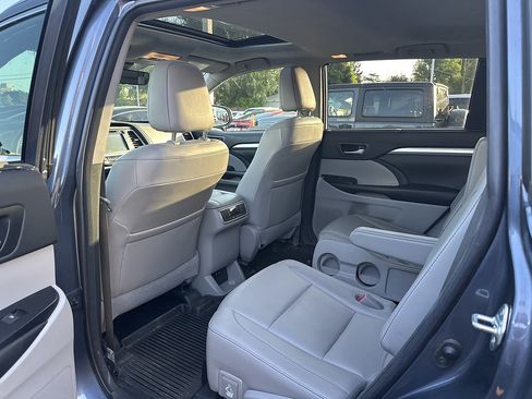 Used 2018 Toyota Highlander XLE FWD image 6