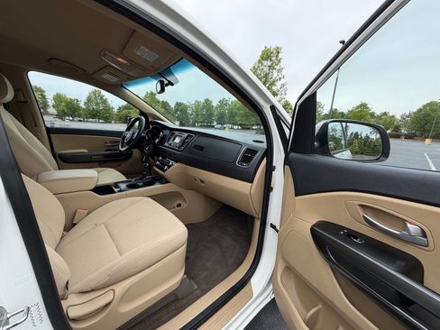 Used 2016 Kia Sedona LX FWD image 17