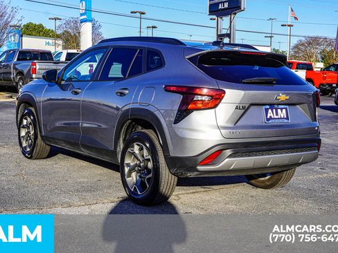 Used 2025 Chevrolet Trax LT w/ LT Convenience Package image 8