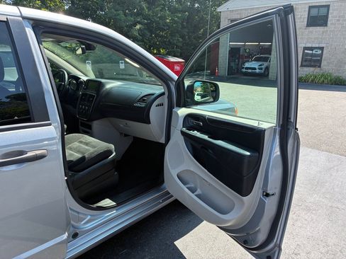 Used 2019 Dodge Grand Caravan SE FWD image 13
