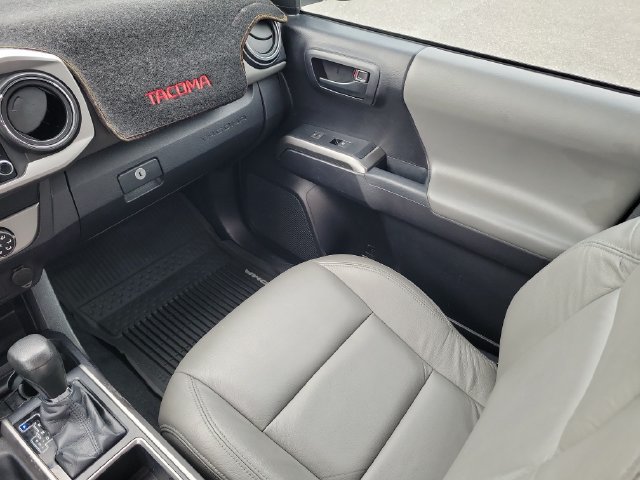 Used 2020 Toyota Tacoma SR5 RWD image 13