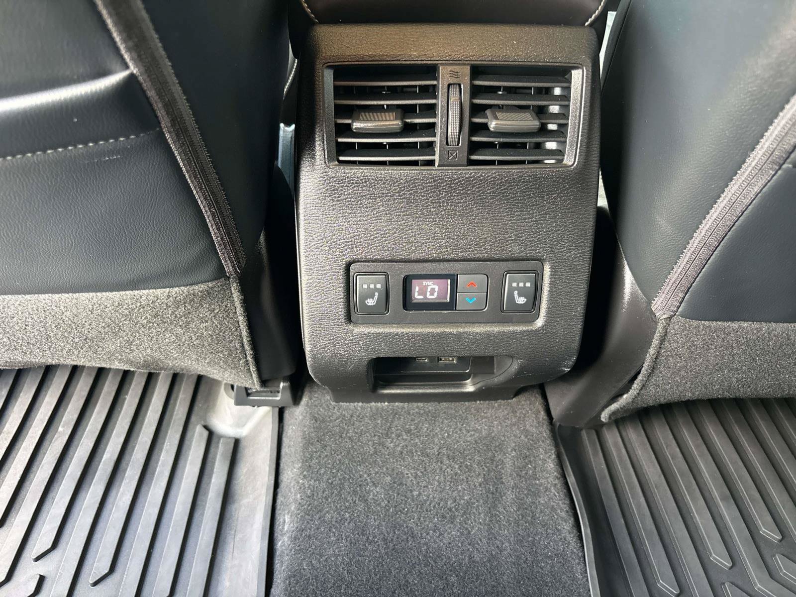 Used 2024 Mitsubishi Outlander SEL AWD/4WD image 14