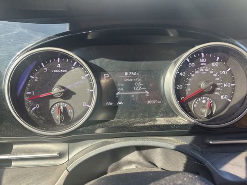 Used 2024 Kia Carnival EX image 6